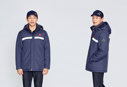 맥도날드 로고가 새겨진 네이비색 친환경 유니폼을 착용한 직원의 정면 및 측면 전신 이미지.